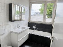 Wannenbad RESERVIERT!Gro�z�gige Maisonette-Eigentumswohnung mit zwei Stellpl�tzen /modernisierter Haustechnik!